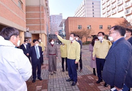이용섭 광주광역시장이 14일 오후 전남대학교 생활관에서 정병석 전남대 총장, 문인 북구청장과 함께 격리동에 대한 방역상황과 대응절차 등을 점검하고 있다./사진=광주광역시