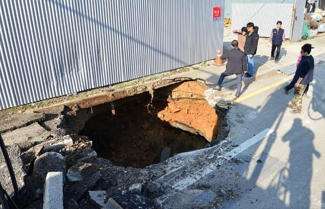 14일 오전 11시께 경북 포항시 남구 이동 왕복 3차로 도로와 인도 일부에 땅 꺼짐 현상(싱크홀)이 나타났다.
