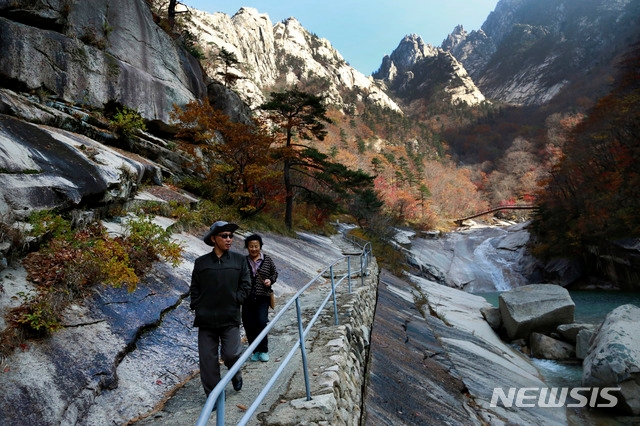 사진은 2018년 10월23일 북한 주민이 금강산을 관광하는 모습