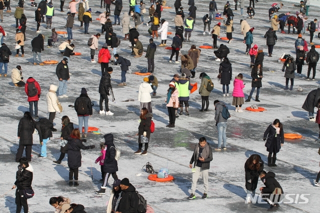 지난 1월 4일 오전 강원 화천산천어축제 개막을 1주일 앞두고 사전 개장한 얼음낚시터를 찾은 외국인 관광객이 산천어를 낚고 있다.