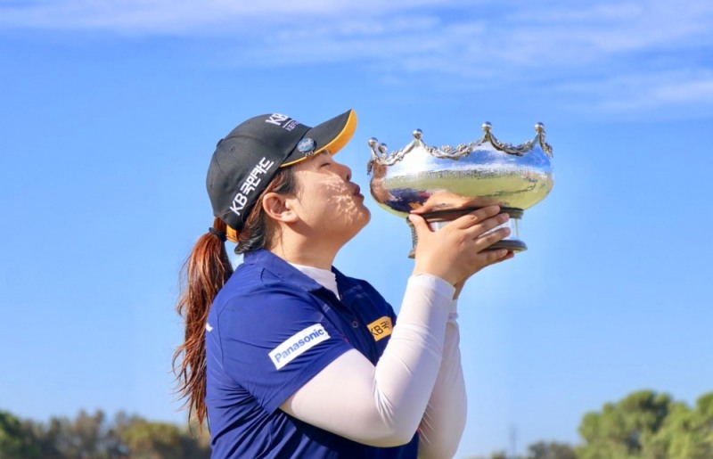 박인비가 LPGA 호주오픈에서 우승을 차지한 뒤 트로피에 입맞춤을 하고 있다. 호주여자오픈 트위터 제공