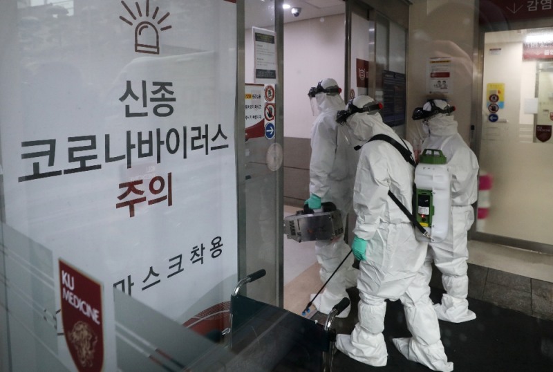 서울 성북구 고려대학교 안암병원 권역응급센터에서 방역작업을 하고 있다.