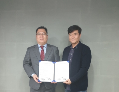 정수환 아이엠21대표(오른쪽)과 전현철 브릿지존 대표가 지난 14일 해외 이커머스 시장 개척을 위한 협약을 체결했다.