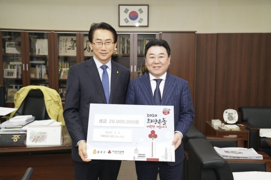 김영종 서울 종로구청장(왼쪽)이 지난 3일 종로구청에서 열린 국제라이온스협회 354-A지구 이웃돕기 성금전달식에 참석하고 있다.(사진=종로구 제공)