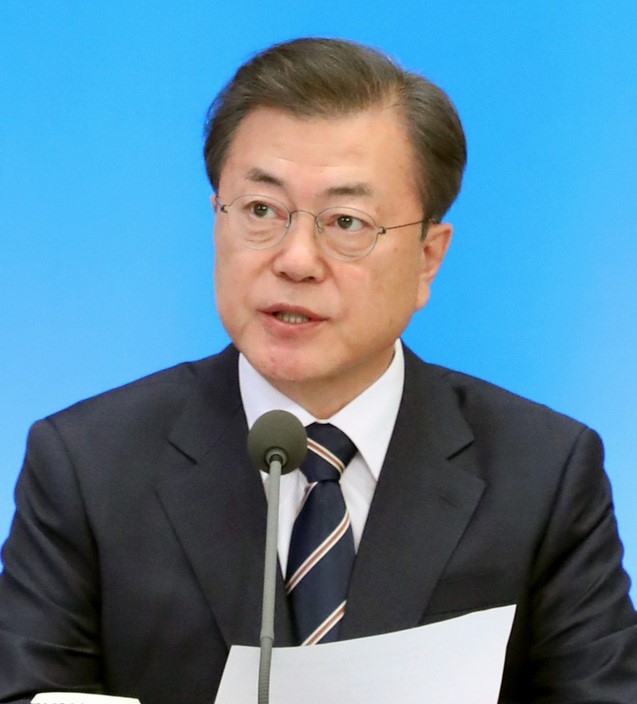 문재인 대통령이 17일 청와대 영빈관에서 열린 기획재정부, 산업통상자원부, 중소벤처기업부, 금융위원회 부처 업무보고에 참석해 발언하고 있다.