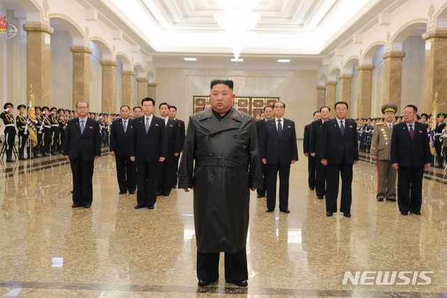 북한 조선중앙TV가 16일 김정은 북한 국무위원장이 김정일 국방위원장의 생일인 광명성절(2월 16일)을 맞아 금수산태양궁전을 참배했다고 보도했다. 김 위원장의 공개 활동은 지난달 25일 이후 22일만이다. 