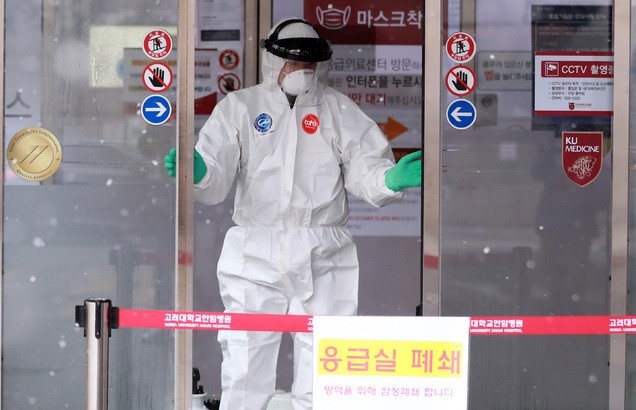 성북구 보건소 관계자들이 지난 16일 오후 신종 코로나바이러스 감염증(코로나19) 29번째 확진자가 다녀간 서울 성북구 고려대학교 안암병원 권역응급센터에서 방역작업을 하고 있다. 고려대학교 안암병원 권역응급센터는 현재 폐쇄조치가 내려졌다.