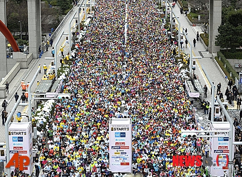26일 열린 일본 도쿄 마라톤 대회 참가자들이 출발 직후 거리를 가득 메우고 있다. 