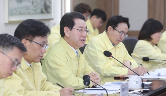 김영록 전라남도지사가 18일 오전 도청 서재필실에서 실국장 정책회의를 주재하고 있다. 김 지사는 국고예산 확보를 위해 최선의 노력을 다해달라고 밝혔다./사진=전라남도
