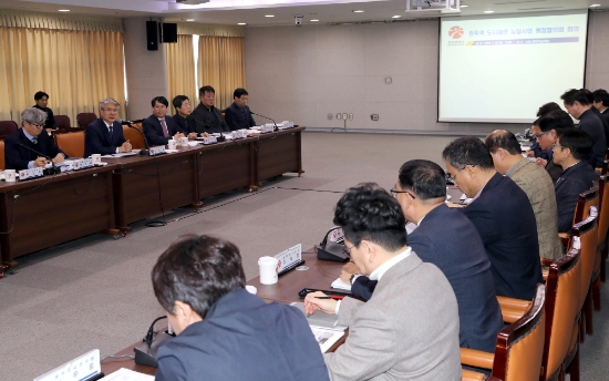 정종제 광주광역시 행정부시장이 18일 오후 시청 중회의실에서 열린 광주역 경제기반형 도시재생 뉴딜사업 행정협의회에 참석해 관계자로부터 광주역 경제기반형 뉴딜사업 활성화계획, 광주역 복합개발 구상용역 등 추진상황을 보고 받고 위원들과 함께 토론을 하고 있다./사진=광주광역시