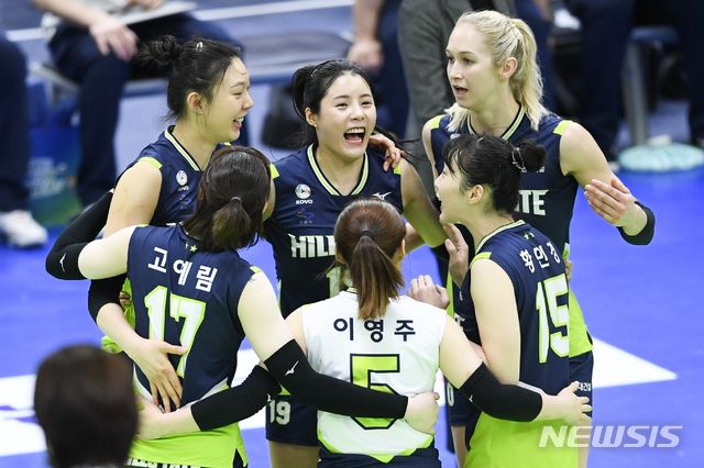 현대건설 선수들이 18일 수원체육관에서 열린 도드람 2019~2020 V-리그 여자부 IBK기업은행과 경기에서 환호하고 있다. <사진 KOVO 제공>