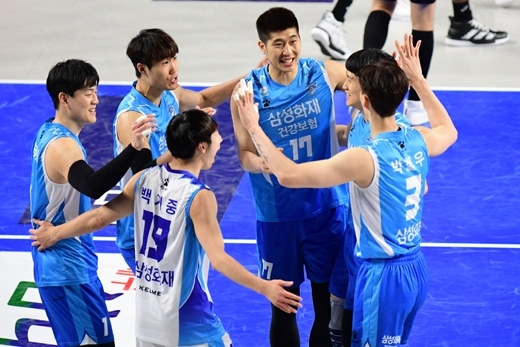 삼성화재, 89일만에 2연승으로 봄배구에 실낱 희망