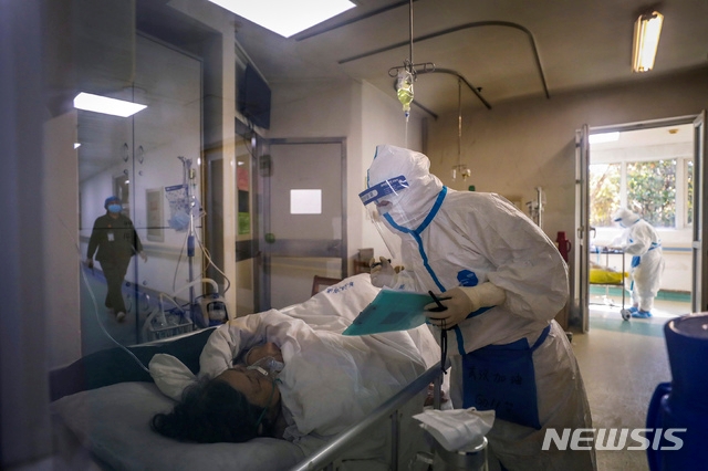 16일(현지시간) 신종 코로나바이러스 감염증(코로나19) 지정 병원인 중국 후베이성 우한시의 진인탄 병원에서 의사가 환자를 살피고 있다.
