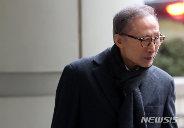 다스 자금 횡령과 뇌물수수 의혹을 받고 있는 이명박 전 대통령이 지난달 8일 오후 서울 서초구 서울고등법원에서 열린 특정범죄가중처벌법상 뇌물 등 항소심 결심공판에 출석하고 있다.