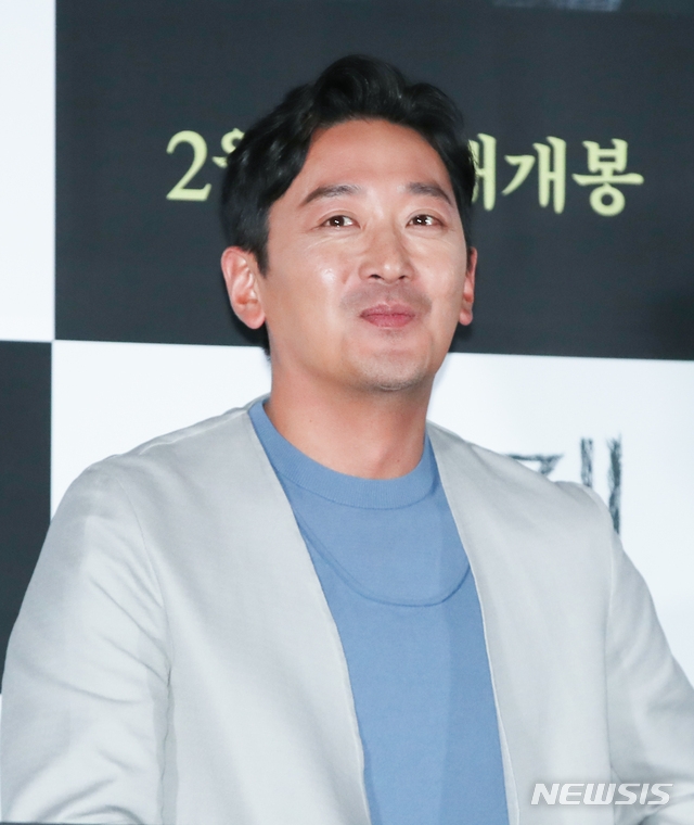  영화 '클로젯' 배우 하정우가 28일 서울 이촌동 CGV용산아이파크몰에서 열린 언론시사회에서 질문에 답하고 있다. 영화 클로젯은 2월 5일 개봉한다. 