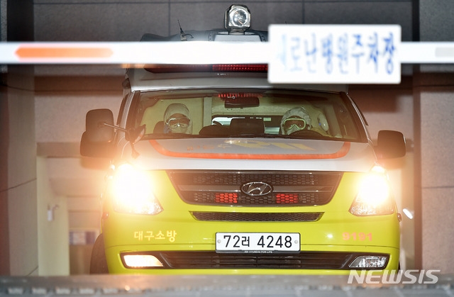 신종 코로나바이러스 감염증(코로나19) 31번째 확진자가 입원했던 것으로 알려진 대구 수성구 범어동 새로난한방병원은 18일 오후 119구급대원들이 구급차를 이용해 병원에 남은 환자를 타 병원으로 이송하고 있다.