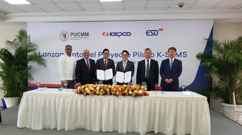 왼쪽부터_남부배전사 사장 라다메스 델 까르멘, CNE 위원장 안갤 카노, PUCMM대학 부총장 끼에로 게라 뻬냐, 한전 신재생사업처장 이준호, 주 도미니카 한국대사 김병연, ESD사장 최상민(사진제공=한국전력)