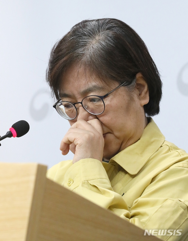 정은경 중앙방역대책본부장(질병관리본부장)이 19일 오후 충북 청주 질병관리본부에서 신종 코로나바이러스 감염증(코로나19) 국내 발생 현황에 대해 브리핑을 하며 얼굴을 만지고 있다.