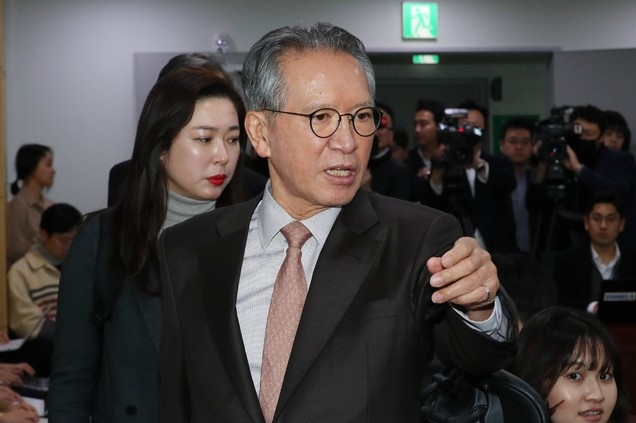 김형오 미래통합당 공천관리위원장이 19일 서울 여의도 국회 의원회관의에서 미래통합당 국회의원선거 지역구 공천 2차 발표를 위해 회견장에 입장하고 있다.