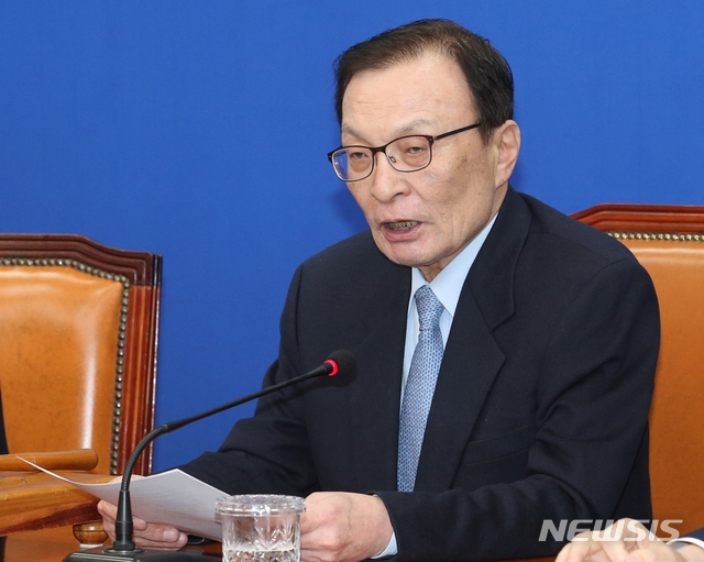 이해찬 더불어민주당 대표가 19일 오전 서울 여의도 국회 더불어민주당 회의실에서 열린 최고위원회의에 참석해 발언하고 있다