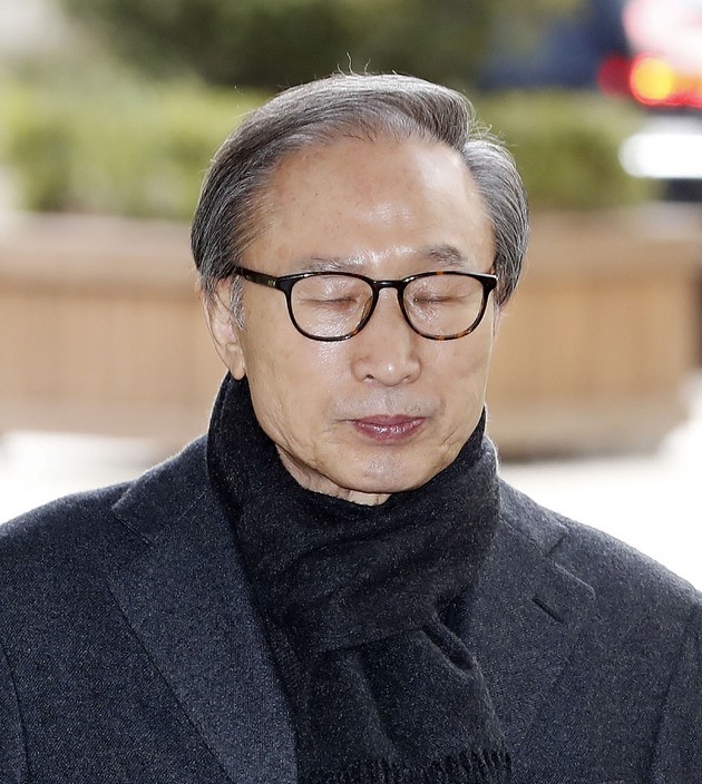 이명박 전 대통령이 19일 오후 서울 서초구 서울고등법원에서 열린 횡령과 뇌물 등 혐의 관련 항소심 선고 공판에 출석하고 있다.