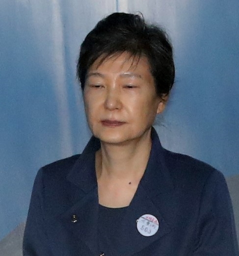 박근혜 전 대통령이 지난 2017년 10월13일 오전 서울 서초구 서울중앙지방법원에서 열린 국정농단 사건 80차 공판에 출석하고 있다.