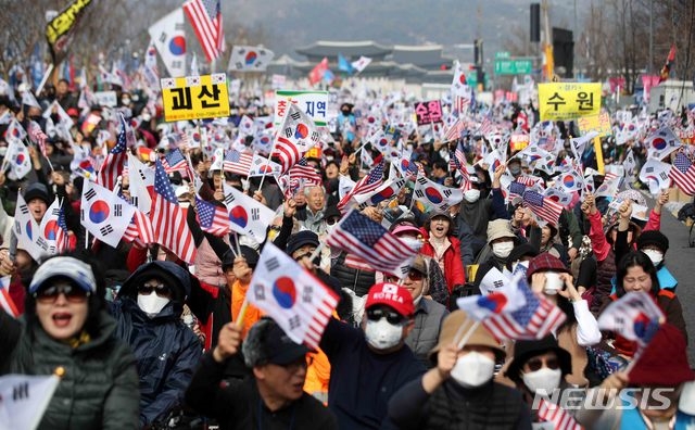 문재인하야범국민투쟁본부가 청와대 앞 불법농성 천막을 철거당한 후 첫 번째 주말을 맞은 15일 서울 종로구 광화문광장 일대에서 정부 규탄 집회를 진행하고 있다.