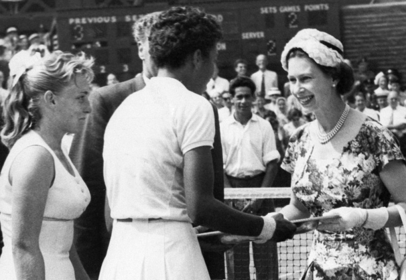 알테아 깁슨이 윔블던 테니스대회 여자부 단식에서 우승을 차지한 뒤 영국 엘리자베스 2세 여왕으로부터 우승 쟁반을 받고 있다. 사진=LPGA.COM 제공