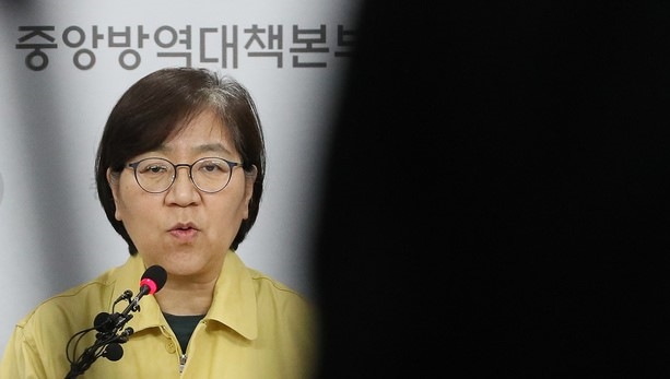 정은경 중앙방역대책본부장(질병관리본부장)이 19일 오후 충북 청주 질병관리본부에서 신종 코로나바이러스 감염증(코로나19) 국내 발생 현황에 대해 브리핑하고 있다.