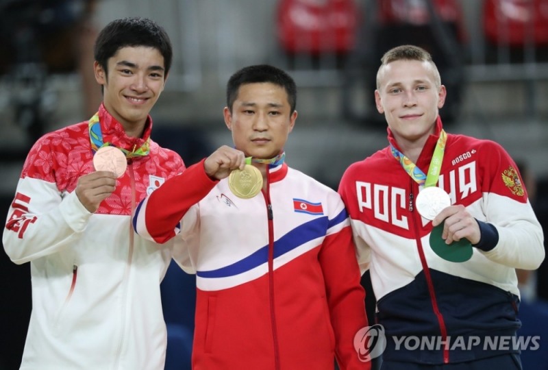 2016년 리우올림픽 체조경기 도마에서 금메달을 딴 리세광(가운데) <사진 연합뉴스 제공>