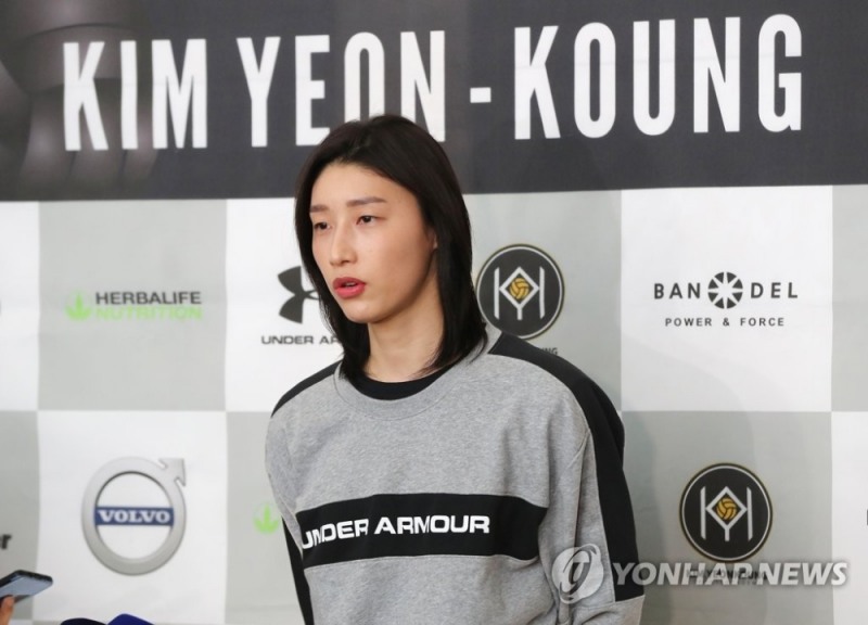 한국 여자배구 대표팀 주장 김연경이 20일 오전 인천국제공항 제1터미널에서 터키로 출국하기 전 인터뷰를 하고 있다.〈사진 연합뉴스〉