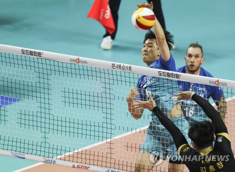 '내 앞에 아무도 없어'20일 오후 서울 장충체육관에서 열린 도드람 2019-2020 V-리그 남자부 우리카드 대 KB손해보험 경기. 우리카드 세터 하승우가 기습적으로 공격하고 있다. <사진 연합뉴스>