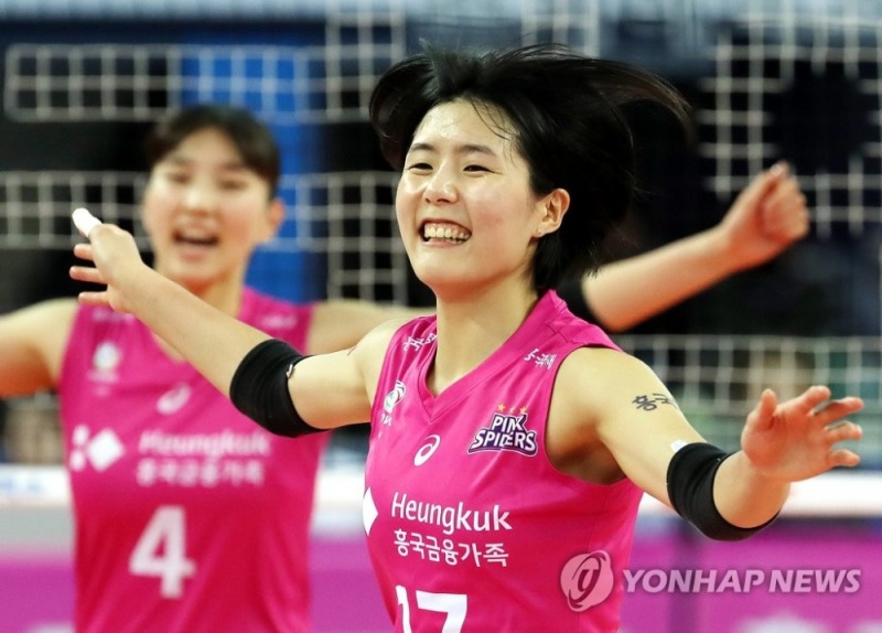 '이재영이 돌아왔다'20일 인천 계양체육관에서 열린 여자프로배구 흥국생명과 KGC인삼공사의 경기. 3세트 흥국생명 이재영(오른쪽)이 득점한 뒤 기뻐하고 있다.〈사진 연합뉴스〉