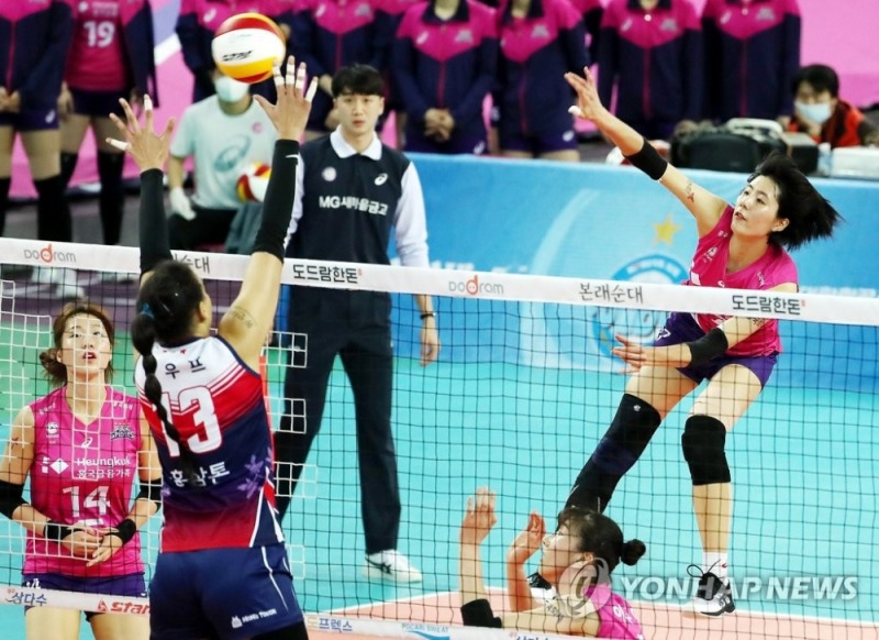 '돌아온 에이스 이재영'부상에서 복귀한 흥국생명 핑크스파이더스의 이재명이 대전 KGC인삼공사를 맞아 스파이크를 날리고 있다. 〈사진 연합뉴스〉