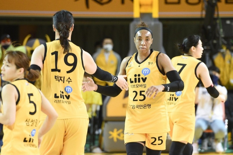 KB 박지수(19번)와 쏜튼(25번). 사진=연합뉴스