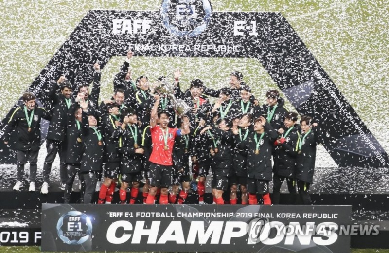 지난해 12월 부산에서 열린 2019 동아시아축구연맹 챔피언십에서 우승한 한국 남자축구 대표팀. 사진=연합뉴스
