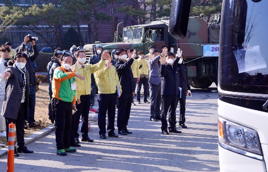 이용섭 광주광역시장이 20일 오전 코로나19 임시 격리시설인 광산구 소방학교 생활관을 방문해 격리 해제로 퇴소하는 환자 및 지원 의료진 등을 환송하고 있다./사진=광주광역시