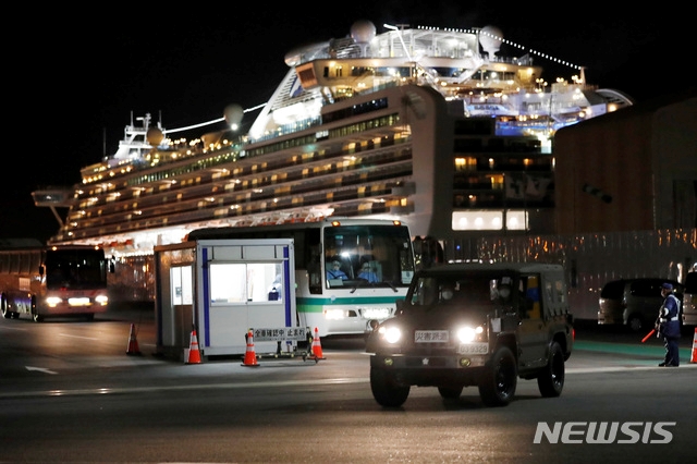20일 일본 요코하마항에서 다이아몬드 프린세스호 탑승자들을 태운 버스가 부두를 떠나고 있다. 