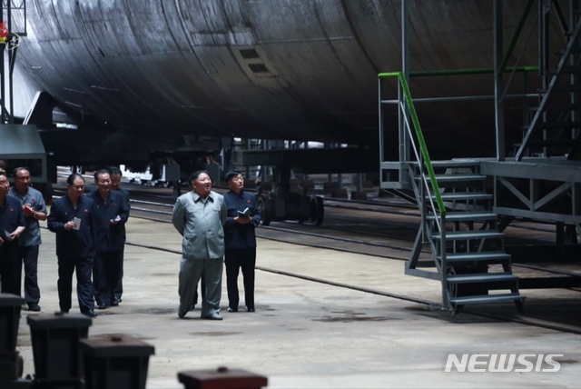북한 조선중앙TV는 김정은 국무위원장이 새로 건조한 잠수함을 살펴봤다고 23일 보도했다. 2019.07.23.