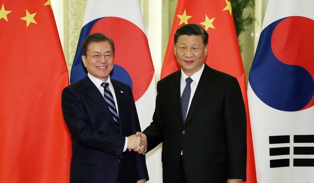 문재인 대통령과 시진핑 중국 국가주석이 23일 중국 베이징 인민대회당에서 정상회담 전 기념촬영을 하고 있다. 2019.12.23.