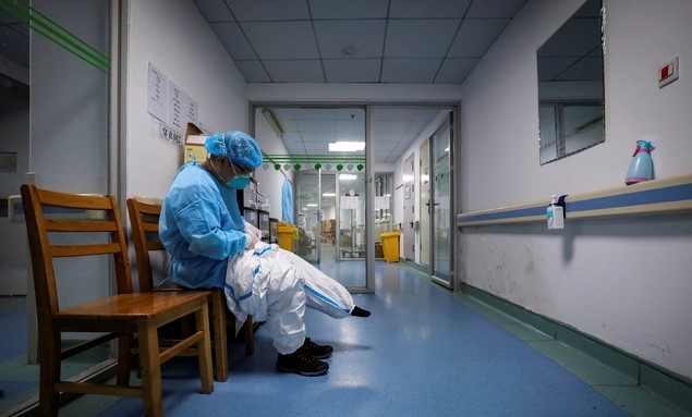신종 코로나바이러스 감염증(코로나19) 진원지인 중국 후베이성 우한시의 코로나19 지정병원인 진인탄 병원에서 16일 보호복을 입은 의사가 의자에 앉아있다.