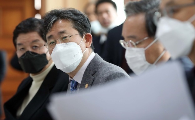 박양우 문화체육관광부 장관이 19일 제101회 전국동계체육대회가 스피드스케이트 경기가 열리고 있는 서울 노원구 태릉국제스케이트장을 찾아 체육계 관계자에게 신종 코로나바이러스 감염증(코로나19) 대응체계를 보고 받고 의견을 청취하고 있다.