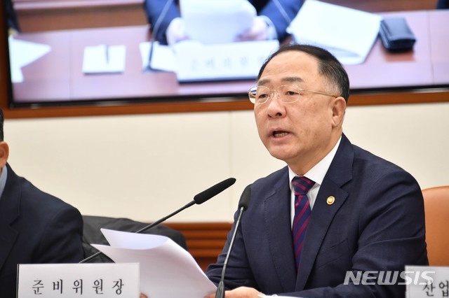 (사진=기획재정부) 홍남기 경제부총리 겸 기획재정부 장관이 21일 서울 광화문 정부서울청사에서 열린 '한-러 수교 30주년 기념사업 제1차 준비위원회'에서 모두발언을 하고 있다.