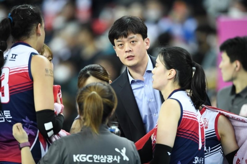 KGC 인삼공사 이영택 신임감독(가운데)