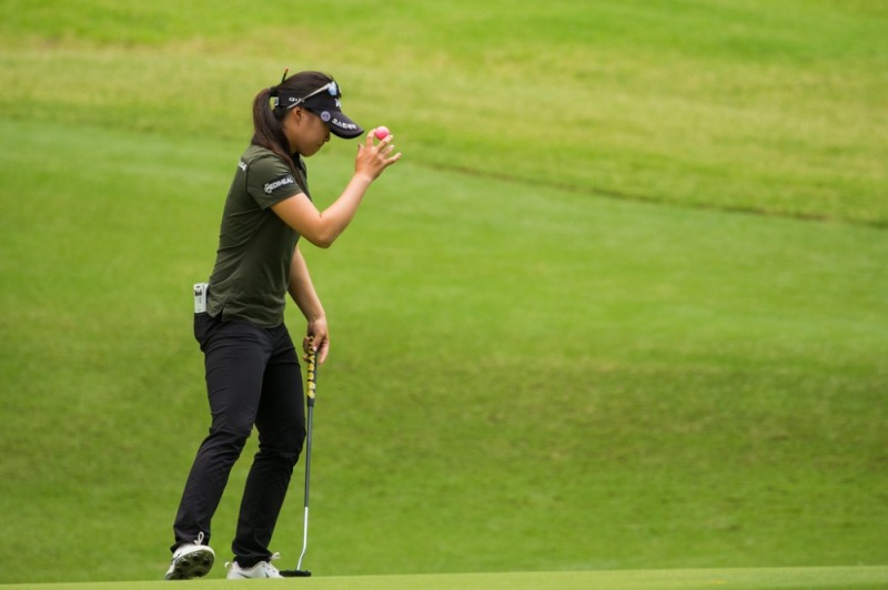 핑크볼을 들고 핀 포지션을 재고 있는 조아연. 사진=LET제공