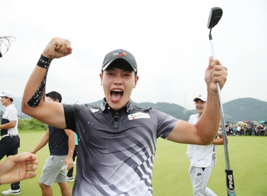 부산경남오픈 우승 후 환호하는 이재경. 사진=KPGA제공