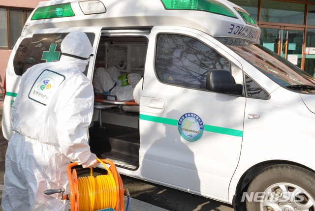 신종 코로나바이러스 감염증(코로나19)으로 국내 첫 사망자가 발생한 곳으로 알려진 21일 오후 경북 청도군 대남병원에서 질병관리본부 관계자들이 코로나19 의심 환자를 이송하고 있다.