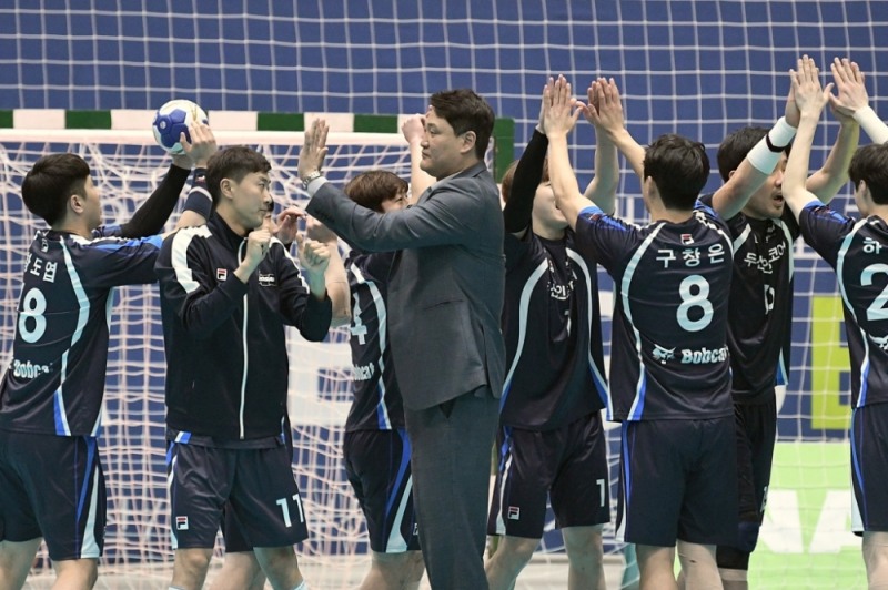 우승을 자축하는 두산 선수단<사진 대한핸드볼협회 제공>