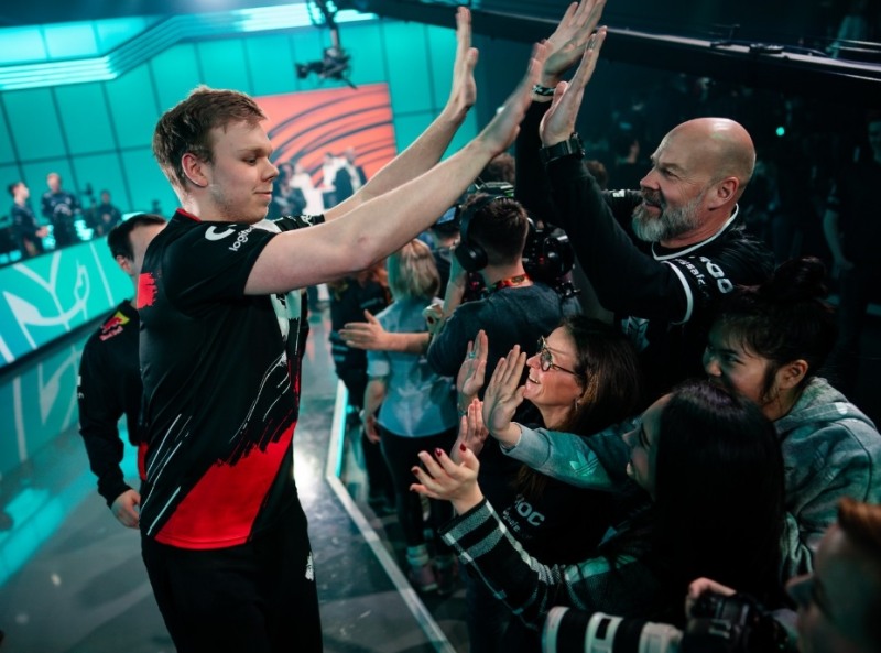 G2 e스포츠의 톱 라이너 'Wunder' 마르틴 한센(왼쪽)이 관중들과 승리의 기쁨을 나누고 있다(사진=라이엇 게임즈 제공).