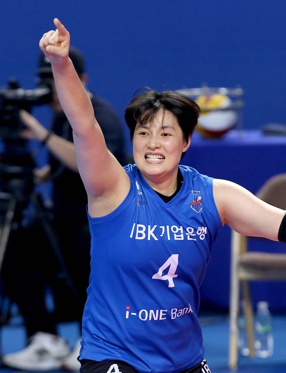 '돌아온 김희진' 부상에서 복귀한 김희진이 공격에 성공한 뒤 손을 번쩍 들고 기븜을 표시하고 있다.<사진 IBK 기업은행 제공>